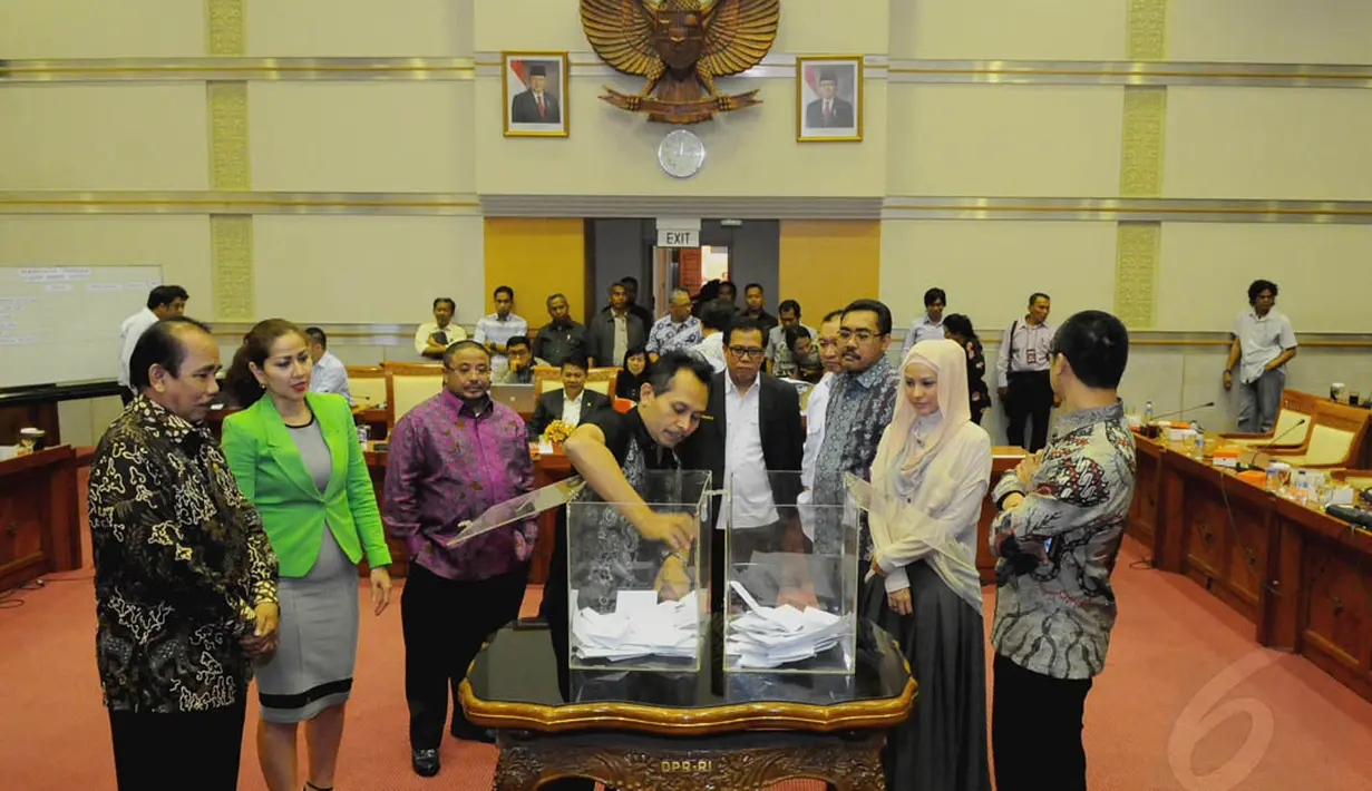Komisi III DPR menggelar rapat pengesahan calon Hakim Agung di ruang rapat Komisi III, Senayan, Jakarta, (18/9/14). (Liputan6.com/Andrian M Tunay)