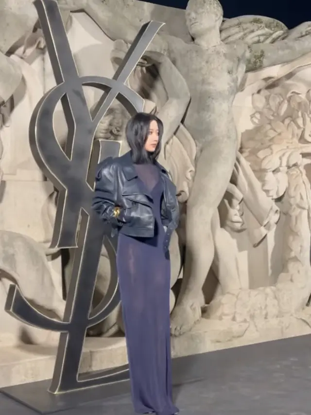 Moon Ga Young,  (@m_kayoung)