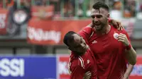 Striker Persija Jakarta, Marko Simic, merayakan gol yang dicetaknya ke gawang 757 Kepri Jaya bersama Riko Simanjuntak pada laga Piala Indonesia di Stadion Patriot Bekasi, Jawa Barat, Rabu (23/1). Persija menang 8-2 atas Kepri. (Bola.com/Yoppy Renato)