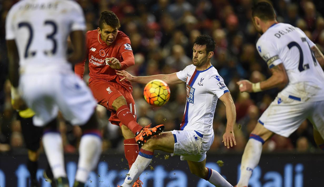 Pemain Liverpool Roberto Firmino (tengah) melakukan tembakan saat dihadang para pemain Crystal Palace pada lanjutan Liga Premier Inggris di Stadion Anfield, Liverpool, Inggris, Minggu(8/11/2015) WIB.  (AFP Photo/Paul Ellis) 