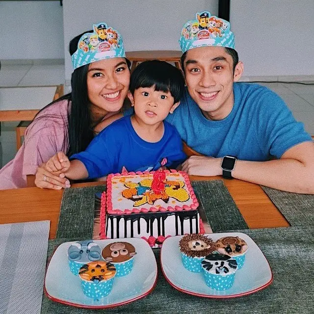 Hamil Anak Kedua, Ini 6 Momen Bahagia Zivanna Letisha Bareng Suami dan Si Sulung