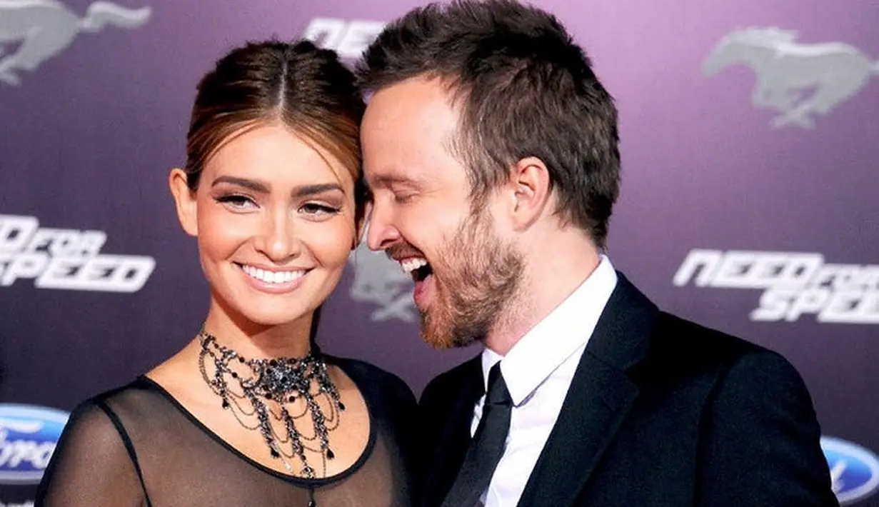 Aaron Paul mencium Lauren di kencan pertama. Ia pun mengatakan pada Lauren akan menikahinya suatu saat nanti. (Married Wiki)