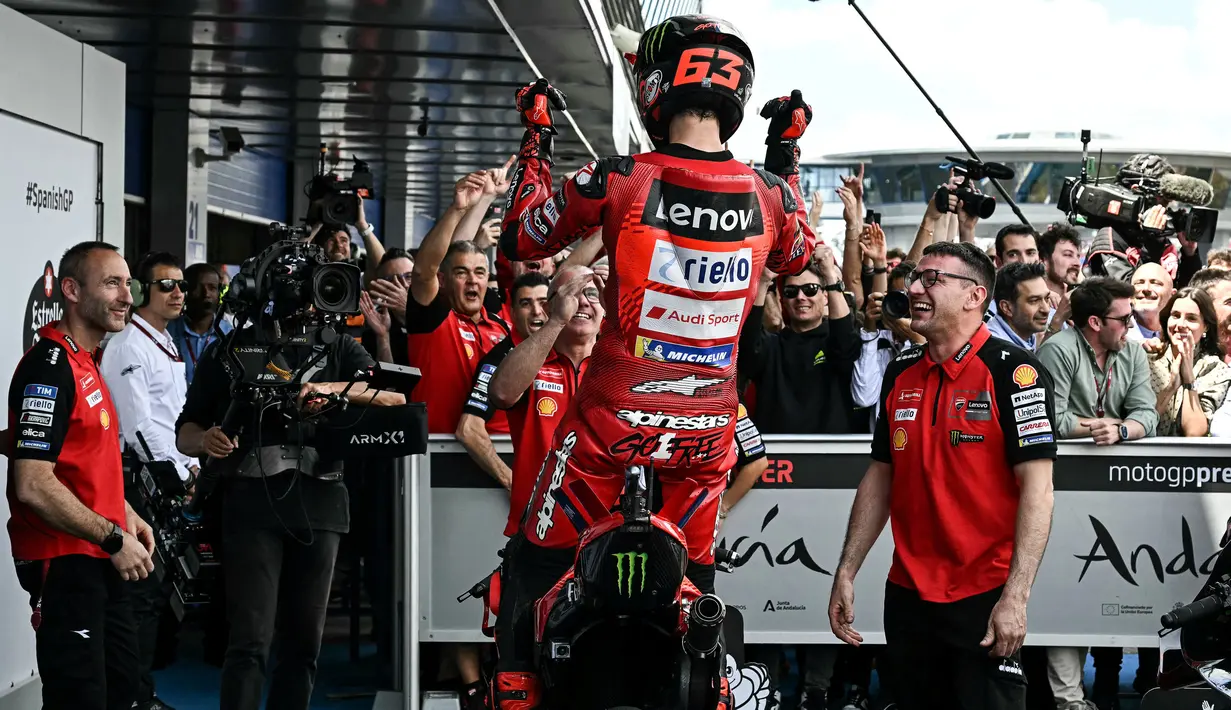 Francesco Bagnaia harus bersaing ketat dengan Marc Marquez. (JAVIER SORIANO/AFP)