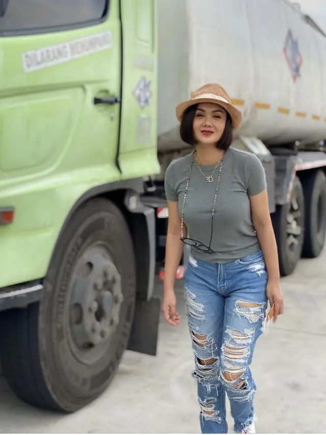 Tampilan Yuni Shara Kenakan Celana Robek-Robek dipadukan dengan item fashion yang membuat awet muda, credit: @yunishara36