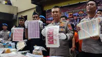Polisi membongkar jaringan pembuatan dan peredaran uang palsu di Bogor, Jawa Barat. (Liputan6.com/Achmad Sudarno)