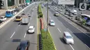 Sejumlah kendaraan melintas di Tol Dalam Kota, Jakarta, Kamis (29/7/2021). Jasa Marga menyebut volume lalu lintas kendaraan di tol turun sebesar 40,97 persen selama masa Pemberlakuan Pembatasan Kegiatan Masyarakat (PPKM) Darurat Jawa-Bali pada 3-20 Juli 2021. (Liputan6.com/Faizal Fanani)
