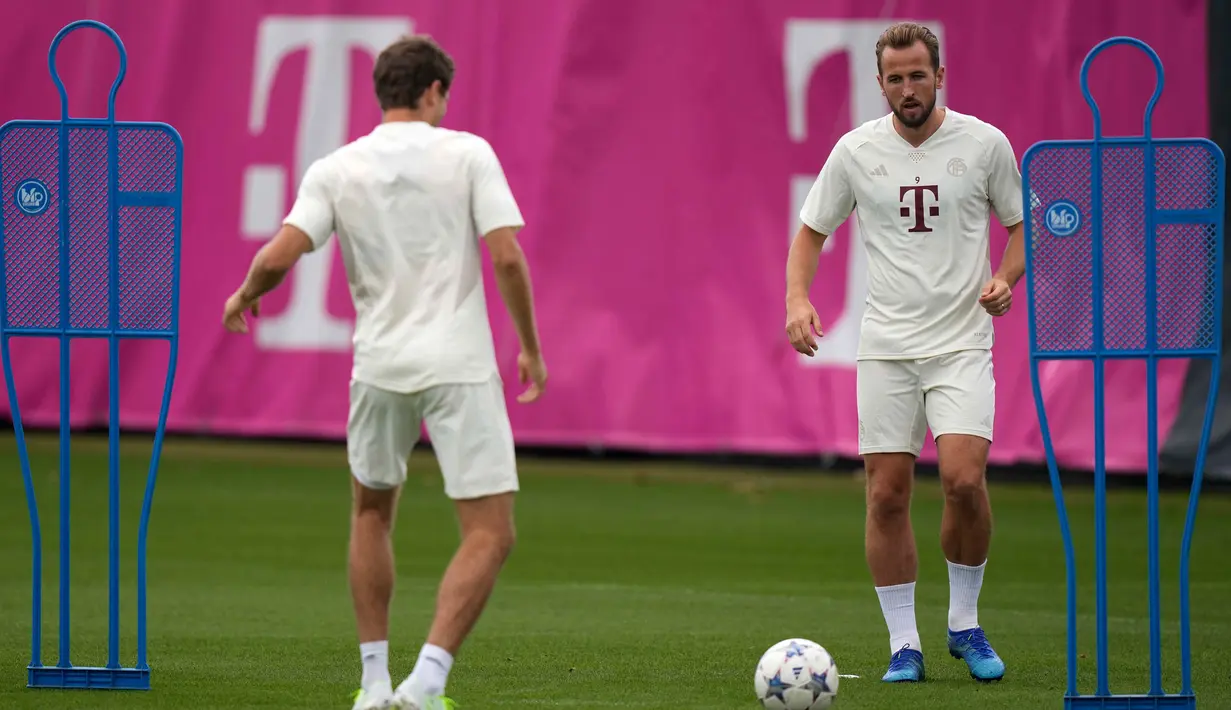 Dua penggawa Bayern Thomas Mueller (kiri) dan Bayern Harry Kane terlihat mengikuti sesi latihan di Munich, Jerman, Selasa, 19 September 2023. (AP Photo/Matthias Schrader)