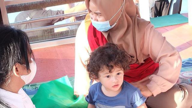 Kumpul Keluarga Mantan Suami, Ini 7 Momen Ussy Sulistyawati Liburan di Kalimantan