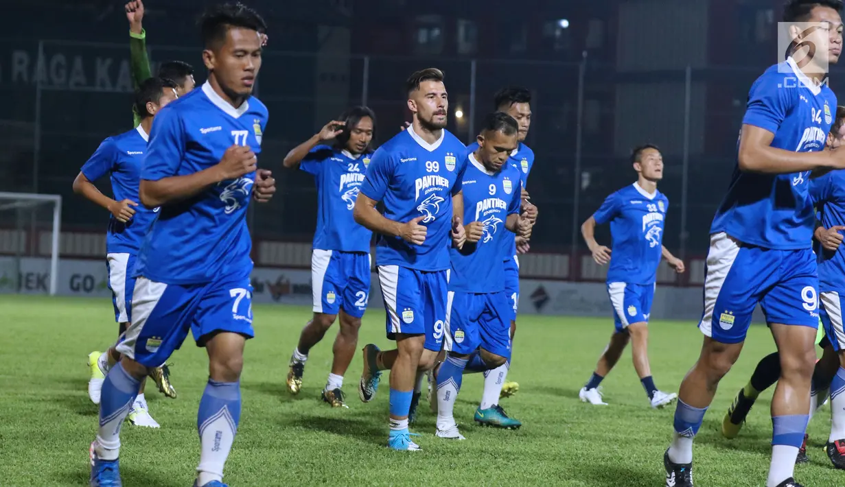 Pemain Persib berlari saat latihan resmi jelang laga lanjutan Go-Jek Liga 1 Indonesia 2018 bersama Bukalapak di Stadion PTIK, Jakarta, Jumat (29/6). Persib akan melakoni laga tandang tunda melawan Persija, Sabtu (30/6). (Liputan6.com/Helmi Fithriansyah)