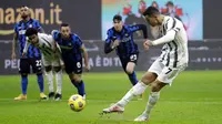 Striker Juventus, Cristiano Ronaldo, mencetak gol ke gawang Inter Milan pada laga Coppa Italia di Stadion Giuseppe Meazza, Selasa (2/2/2021). Juventus menang dengan skor 2-1. (AP/Luca Bruno)