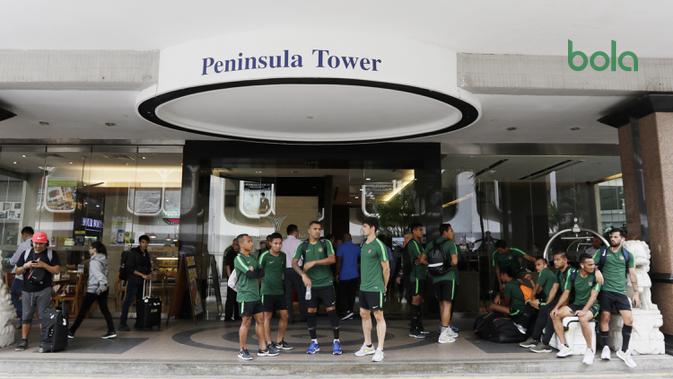 Pemain Timnas Indonesia menunggu bus di depan lobby Hotel Peninsula, Singapura, Rabu (7/11). Latihan Timnas ini merupakan persiapan jelang laga melawan Singapura pada Piala AFF 2018. (Bola.com/M Iqbal Ichsan)