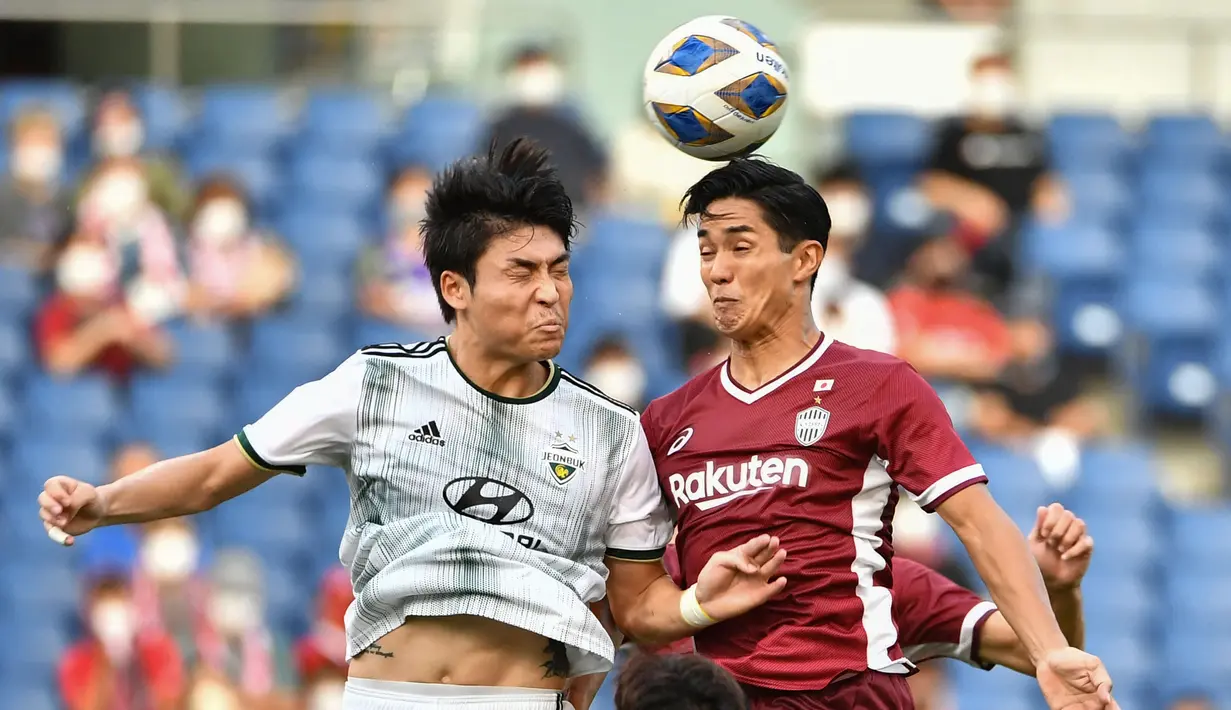Pemain Vissel Kobe, Yoshinori Muto (kiri) berebut bola dengan pemain Jeonbuk Hyundai Motors, Park Jin-seob pada laga perempat final Liga Champions Asia di Saitama, 22 Agustus 2022. (AFP/Kazuhiro Nogi)