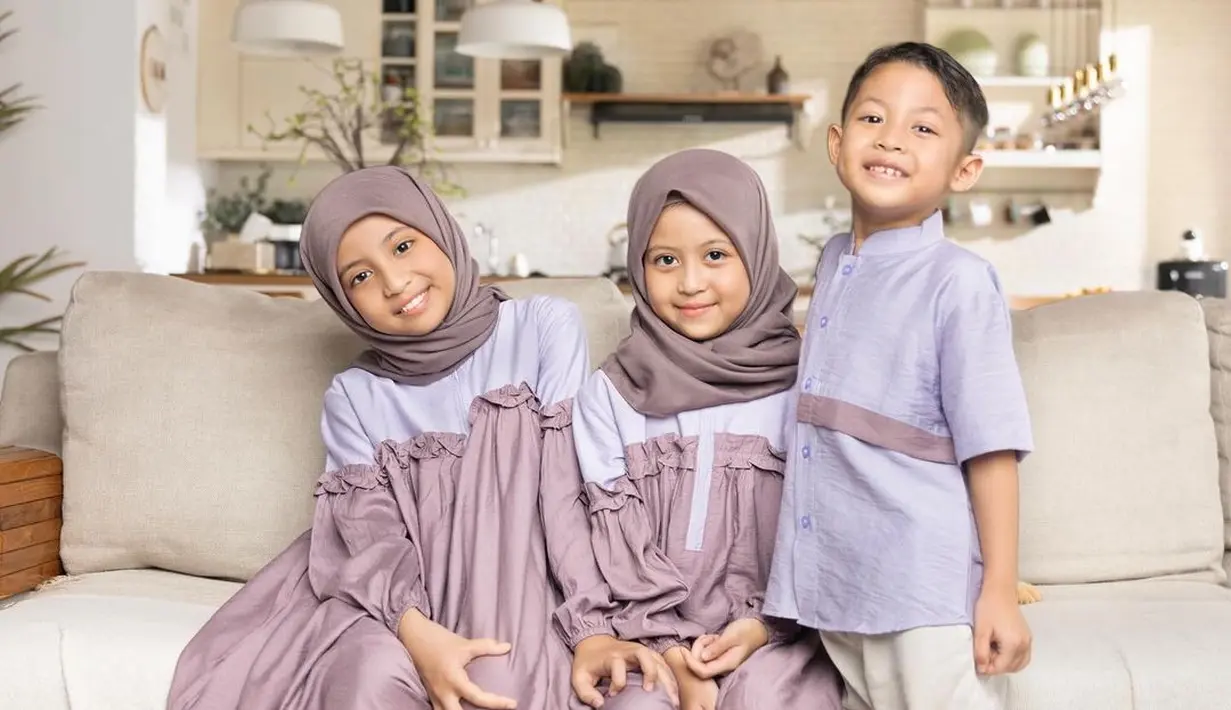 Ketiga anak Desta dan Natasha Rizky turut berkontribusi menjadi model brand sang mama, Alur Cerita. Megumi, Mishka, dan Miguel tampil kompak mengenakan busana muslim nuansa ungu. [@natasharizkynew]
