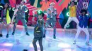 Aksi boyband Korea, GTI saat berkolaborasi dengan pedangdut Siti Badriah dalam acara Indonesian Dangdut Awards 2018 di Studio 5 Indosiar, Jakarta, Jumat (12/10). Mereka membawakan lagu Lagi Syantik. (Liputan6.com/Faizal Fanani)