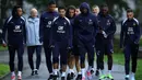 Pemain Prancis  Jules Kounde, William Saliba, Warren Zaire Emery, Matteo Guendouzi, Lucas Digne, Randal Kolo Muani, Manu Kone dan Jonathan Clauss (dari kiri ke kanan) tiba untuk sesi latihan menjelang pertandingan kualifikasi UEFA Nations League 2024/2025 mendatang di Clairefontaine-en-Yvelines, selatan Paris, pada 7 Oktober 2024. (FRANCK FIFE/AFP)