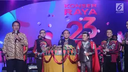 Menkominfo, Rudiantara (kedua kiri) memberi sambutan jelang meresmikan Liga Dangdut Indonesia pada Konser Raya 23 Tahun Indosiar di Jakarta Convention Centre, Kamis (11/1). (Liputan6.com/Helmi Fithriansyah)
