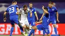 Striker Juventus, Gonzalo Higuain, mencoba melewati hadangan pemain Dinamo Zagreb dalam laga kedua Grup H Liga Champions di Stadion Maksimir, Rabu (28/9/2016) dini hari WIB. (AFP)