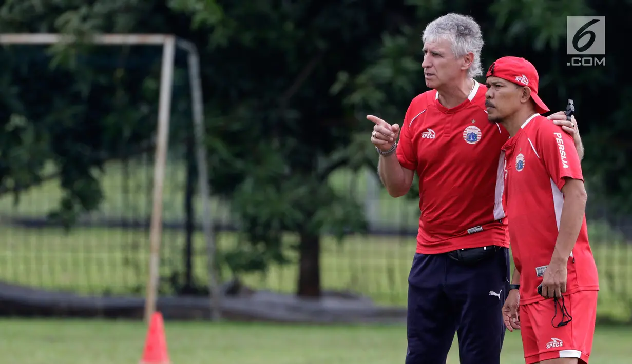 Pelatih Persija Jakarta, Ivan Kolev mengamati pemainya pada sesi latihan di lapangan Sutasoma, Jakarta, Rabu(16/1). Lima pemain Persija tidak hadir pada latihan perdana bersama Ivan Kolev. (Bola.com/Yoppy Renato)