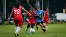 Pemain Timnas Indonesia U-20 berebut bola dengan pemain Tim Putri PW Saputra, Subang pada laga uji coba untuk persiapan Kalifikasi Piala Asia Wanita U-20 2023 yang berlangsung di Lapangan A, Kompleks Stadion Utama Gelora Bung Karno (SUGBK), Senayan, Jakarta, Kamis (02/03/2023). (Bola.com/Bagaskara Lazuardi)