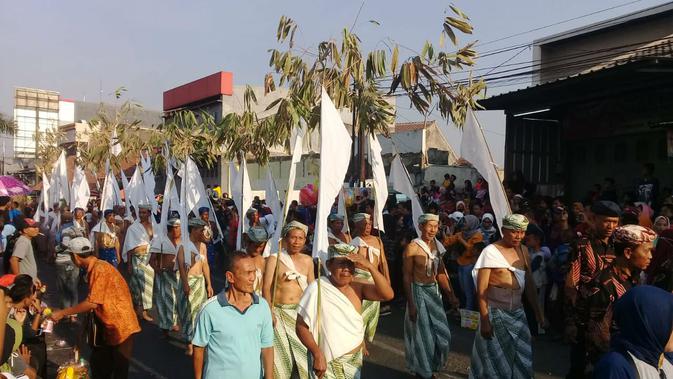 Warga maupun wisatawan memadati kegiatan perayaan Memayu Buyut Trusmi Kabupaten Cirebon. Foto (Liputan6.com / Panji Prayitno)