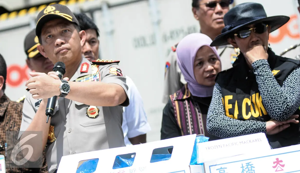 Kapolri Tito Karnavian memberikan keterangan dalam rilis penggagalan penyelundupan produk perikanan dan bahan pembuat bom di New Port Container Terminal 1, Tanjung Priok Jakarta, Selasa (13/9). (Liputan6.com/Faizal Fanani)