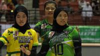 Pevoli Gresik Petrokimia, Shinta Ainni (kanan) dan Helda Gustiara, saat tampil melawan Jakarta Elektrik PLN pada laga Proliga 2016 di GOR Amongrogo, Yogyakarta, Jumat (6/5/2016). (Bola.com/Vitalis Yogi Trisna)