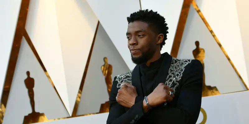 Chadwick Boseman Kenakan Jas bertema Black Panther di Piala Oscar 2018