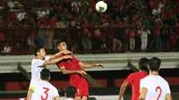 Bek Timnas Indonesia, Otavio Dutra, berusaha menyundul bola saat melawan Vietnam pada laga Kualifikasi Piala Dunia 2022 di Stadion Kapten I Wayan Dipta, Bali, Selasa (15/10). Indonesia kalah 1-3 dari Vietnam. (AFP/Aditya Wany)