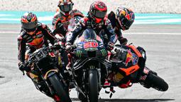 Pembalap KTM, Jack Miller terjatuh saat bersenggolan dengan pembalap Yamaha, Fabio Quartararo dalam ajang balap MotoGP Malaysia 2024 yang berlangsung di Sirkut Sepang, Malaysia, Selasa (05/11/2024). (AFP/Mohd Rasfan)