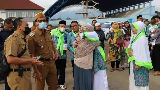 Wakil Bupati Garut Helmi Budiman di tengah-tengah rombongan jemaah haji asal Garut yang akan menunaikan ibadah haji 2022. (Liputan6.com/Jayadi Supriadin)