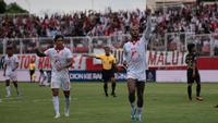 Penyerang Malut United, David da Silva (kanan), berhasil menyumbangkan satu gol saat timnya menang 3-2 atas Borneo FC pada laga tunda pekan ke-8 BRI Super League di Stadion Gelora Kie Raha, Ternate, Minggu (28/12/2025) siang WIB. (dok. Malut United)