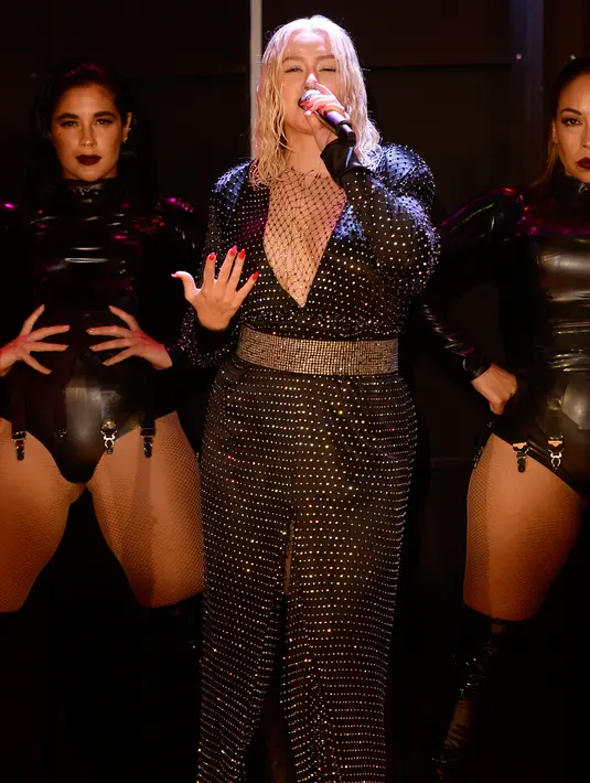 Christina Aguilera saat menghibur penonton dalam acara pembukaan New York Fashion Week di New York City, AS (9/9). Christina Aguilera tampil seksi menggenakan busana hitam jaring-jaring. (AFP Photo/Fernanda Calfat)