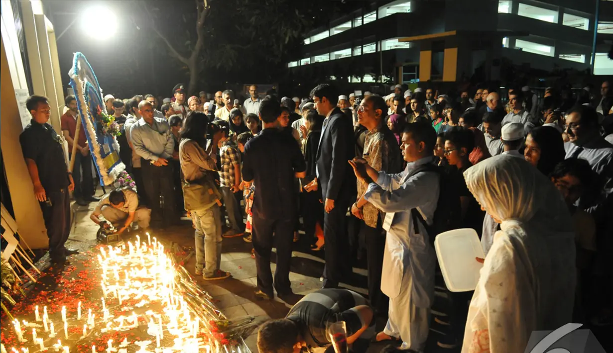Sejumlah warga negara Pakistan dan Indonesia melakukan malam renungan, Kedubes Pakistan, Jakarta, Jumat (19/12/2014). (Liputan6.com/Panji Diksana)