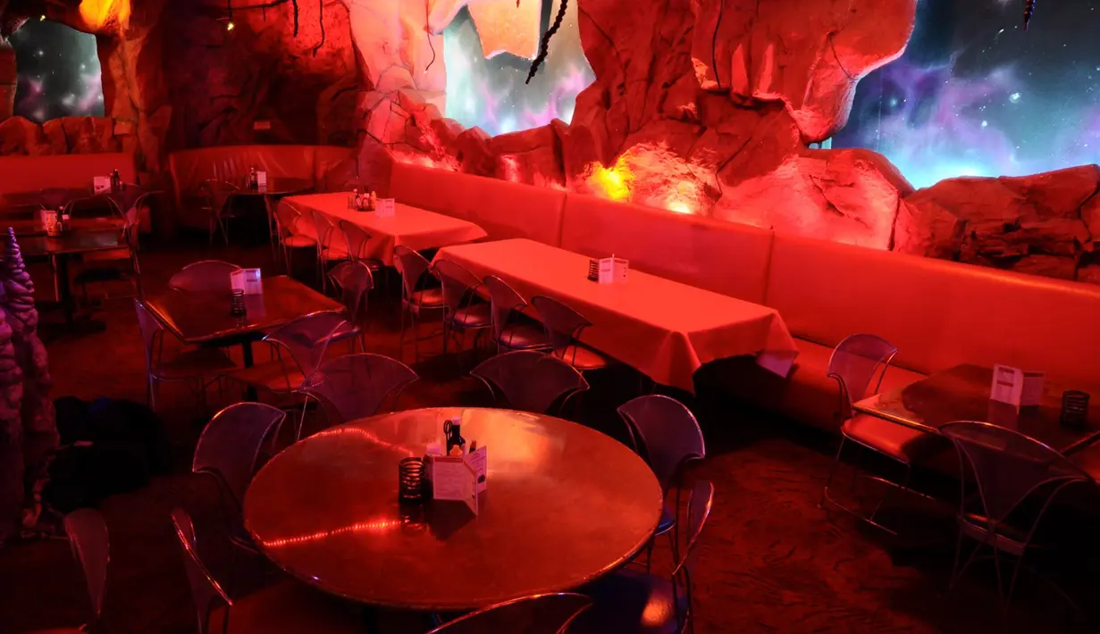 Restoran di New York City menyuguhkan nuansa planet Mars di dalamnya. Restoran Mars 2112 ini didesain bak kehidupan di Planet Mars. Para pelayannya memakai kostum ala penghuni mars (alien). (Istimewa)