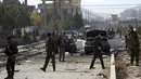 Personel keamanan Afghanistan berkumpul di lokasi serangan bom mobil di Kabul, Afghanistan (13/11/2019). Setidaknya tujuh orang tewas dan tujuh lainnya luka-luka ketika sebuah bom mobil meledak pada jam sibuk pagi hari Kabul pada 13 November. (AP Photo/Rahmat Gul)