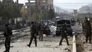 Personel keamanan Afghanistan berkumpul di lokasi serangan bom mobil di Kabul, Afghanistan (13/11/2019). Setidaknya tujuh orang tewas dan tujuh lainnya luka-luka ketika sebuah bom mobil meledak pada jam sibuk pagi hari Kabul pada 13 November. (AP Photo/Rahmat Gul)