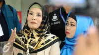 Elma Theana didampingi pengacaranya, Ina Rachman usai menjalani pemeriksaan sebagai saksi di Polda Metro Jaya. (Foto: Herman Zakharia/Liputan6.com)