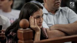Ekspresi Atiqah Hasiholan saat menghadiri sidang putusan kasus dugaan penyebaran berita bohong atau hoaks dengan terdakwa Ratna Sarumpaet di PN Jakarta Selatan, Kamis (11/7/2019). Atiqah Hasiholan tampak memperhatikan dengan seksama jalannya persidangan. (Liputan6.com/Faizal Fanani)
