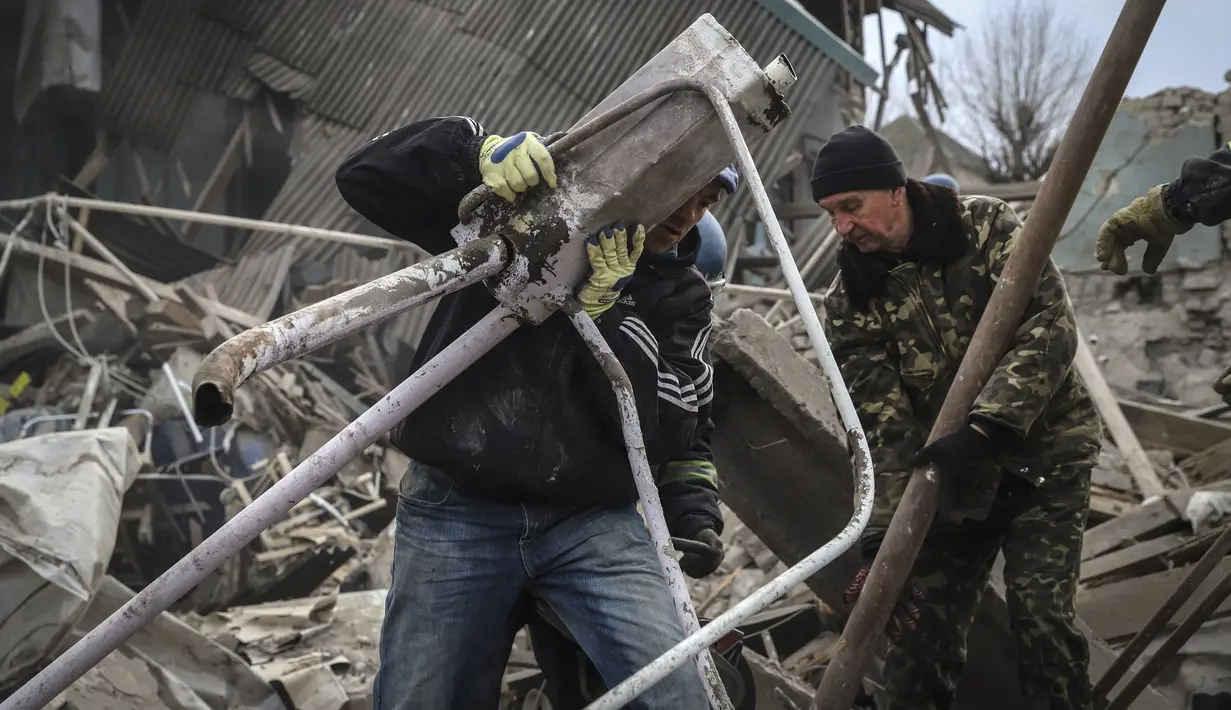 Relawan Ukraina membersihkan puing-puing di bangsal bersalin rumah sakit yang rusak di Vilniansk, wilayah Zaporizhzhia, Rabu (23/11/2022). Akibat serangan roket Rusia ke salah satu rumah sakit lokal itu, bangunan dua lantai tempat bagian bersalin hancur. (AP Photo/Kateryna Klochko)