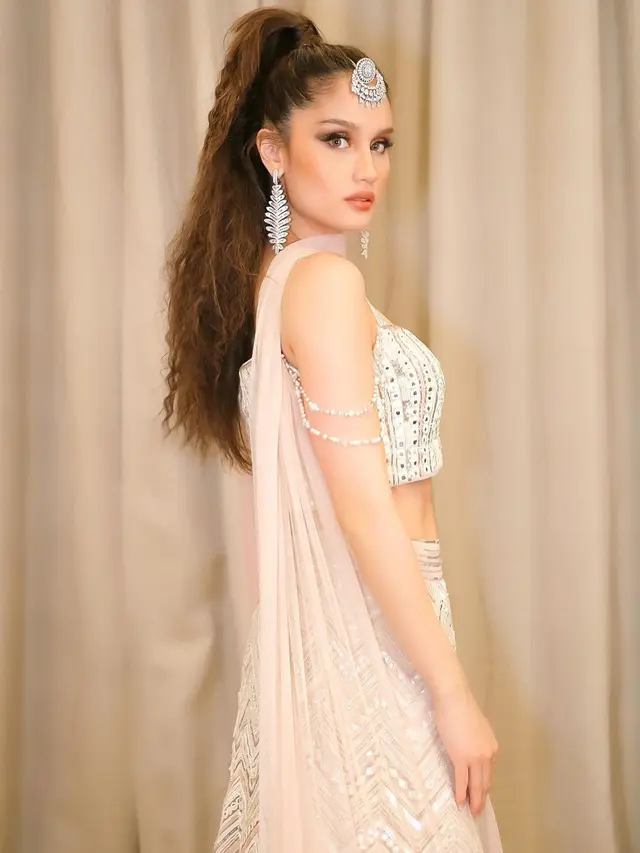 7 Gaya Cinta Laura saat Pakai Busana Ala India, Disebut Bak Aktris Bollywood