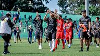 Pemain Arema FC memberikan apresiasi kepada Aremania yang hadir di Stadion Gajayana, Malang, dalam sesi latihan pagi yang digelar Rabu (11/5/2022). (Bola.com/Iwan Setiawan)