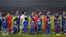 Pemain Calcio Legend bersalaman dengan tim Primavera Baretti jelang laga persahabatan di Stadion GBK Jakarta, Sabtu (21/5/2016). Calcio Legend menang telak 4-0. (Liputan6.com/Helmi Fithriansyah)