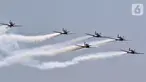 Prajurit TNI Angkatan Udara unjuk kebolehan dalam atraksi akrobatik pesawat tempur pada perayaan HUT ke-74 TNI di Taxy Way Echo Lanud Halim Perdanakusuma, Jakarta Timur, Sabtu (5/10/2019). Selain pesawat tempur, acara ini juga menampilkan atraksi akrobatik helikopter. (Liputan6.com/JohanTallo)
