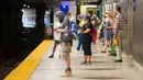 Para penumpang yang mengenakan masker menunggu kereta di sebuah stasiun kereta bawah tanah di Toronto, 2 Juli 2020. Toronto Transit Commission (TTC) mewajibkan para pengguna layanan kereta bawah tanah memakai masker atau penutup wajah mulai Kamis (2/7) karena pandemi COVID-19. (Xinhua/Zou Zheng)