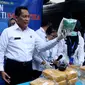  Kepala BNN Budi Waseso menunjukan barang bukti narkotika jenis sabu saat rilis di lapangan parkir BNN, Jakarta, Senin (24/10). Sebanyak 32.710,50 gram atau 32 kg sabu yang berasal dari jaringan Medan berhasil dimusnahkan. (Liputan6.com/Gempur M Surya)