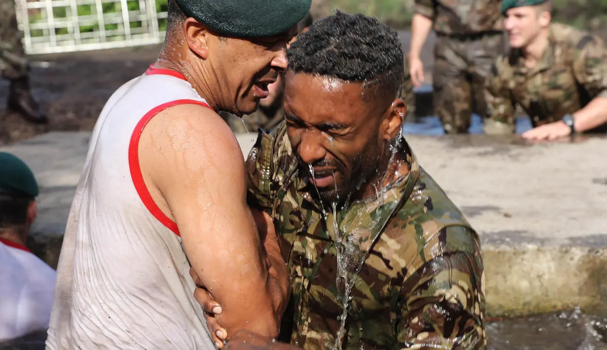 Striker Timnas Inggris, Jermain Defoe, saat mengikuti latihan di Markas Militer Kerajaan Inggris di Devon, (03/06/2017). Timnas Inggris menggelar latihan rahasia yang melibatkan pihak militer kerajaan. (EPA//Barry Wheeler)