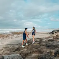 Bersama kekasih barunya, Gisela terlihat mengenakan outfit lari bernuansa biru navy yang serasi. Atasan jersey tanpa lengan dengan corak garis diagonal berwarna putih, dipadunya dengan mini pants berwarna biru navy yang senada. Gisela juga tampak mengenakan sepatu lari berwarna putih. Foto: Instagram.