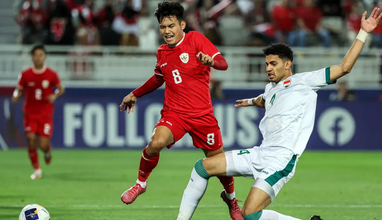 Delapan menit berselang, Irak mampu menyamakan kedudukan setelah sundulan Zaid Tahseen mampu menjebol gawang timnas Indonesia yang dikawal Ernando Ari. (Karim JAAFAR/AFP)