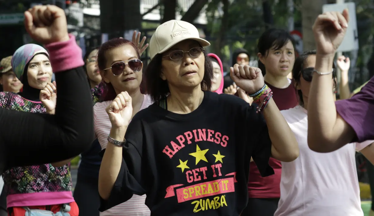 Sejumlah warga mengikuti senam Zumba di Kawasan Semanggi, Jakarta, Minggu (6/10/2019). Selain bisa membakar kalori dan bermanfaat untuk kesehatan jantung, olahraga ini juga bisa mencegah stress dan memperbaiki mood. (Bola.com/M Iqbal Ichsan)