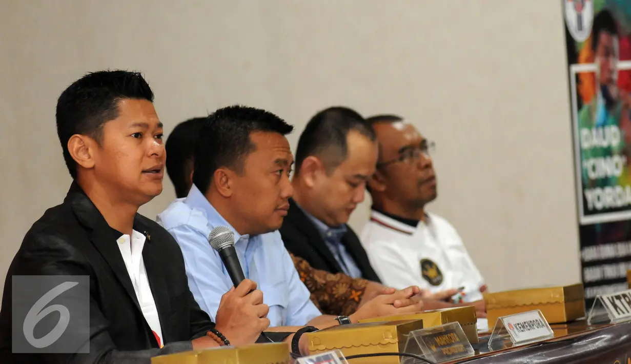 Raja Sapta Oktohari (Promotor-kiri) memberikan keterangan jelang gelaran Battle In Uruguay, Jakarta, Kamis (31/3/2016). Laga ini juga bagian penghormatan kepada mantan Presiden WBA, Gilberto Mendoza. (Liputan6.com/Helmi Fithriansyah)